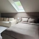 Gazde/Camere de închiriat Zetta *