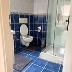 Zettapartment With 2Ensuite Baths, Free Parking In The Old City Habitación en casa particular Braşov